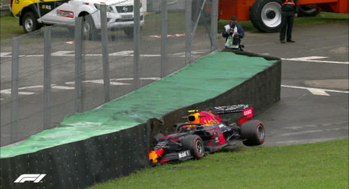 Пятница на Гран-при Бразилии: дождь, аварии, скорость Ред Булла и Феррари