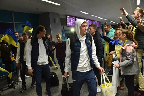ВИДЕО. Как сборную Украины встречали болельщики в аэропорту Борисполь