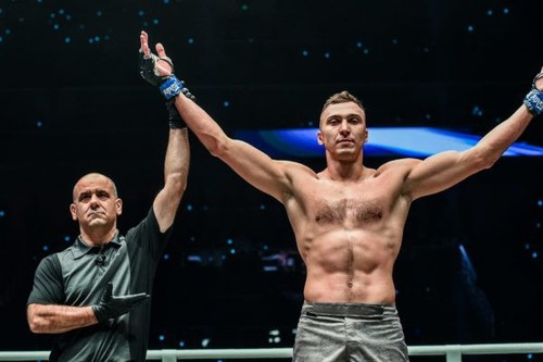 ВИДЕО. Украинский гигант чуть не убил соперника и стал чемпионом мира