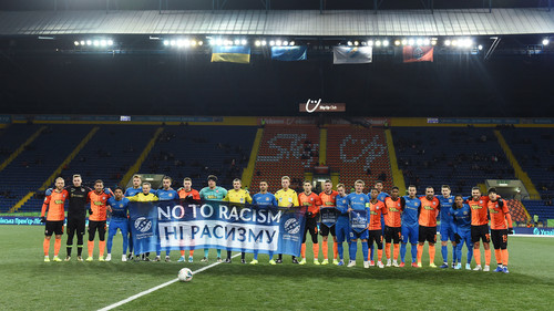 ФОТО. Игроки Шахтера и Львова сфотографировались с баннером против расизма