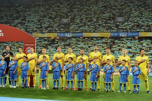 ВИДЕО ДНЯ. Как поют гимн Украины на разных стадионах