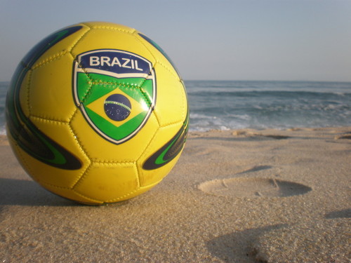 ВІДЕО. Бразильські дівчата демонструють майстерність з м'ячем на пляжі