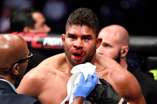 ФОТО [18+]. Боец UFC получил ужасную травму в главном поединке вечера