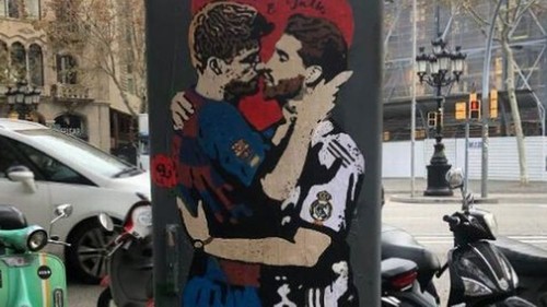 ФОТО. В Барселоне появился рисунок целующихся Пике и Рамоса