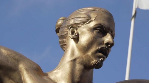 ФОТО. У статуї Ібрагімовича відпиляли ніс і палець на нозі
