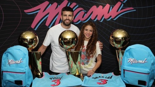 ФОТО. Пике и Шакира посетили матч НБА и получили именные майки Майами