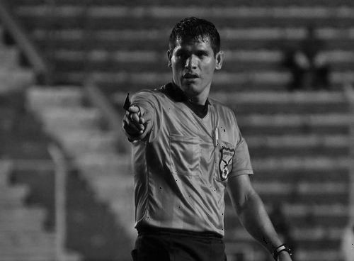 ВИДЕО. Арбитр умер прямо во время матча в Боливии