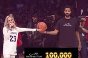 ВІДЕО. Вболівальник виграв $100 тисяч, закинувши м'яч з центра майданчика