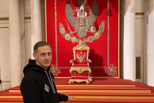 Испытал культурный шок! Игрок, уволенный за поездку в Россию, пояснил фото