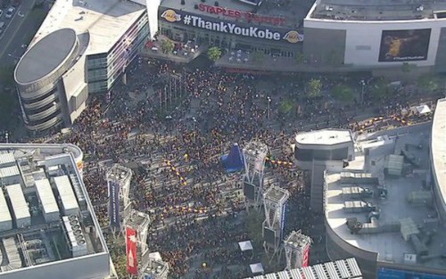 ВИДЕО. Тысячи болельщиков пришли к арене Лейкерс, почтить память Брайанта