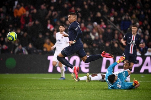 ПСЖ переиграл Лион в центральном матче тура, зрители увидели 6 голов