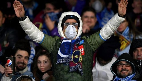 ФОТО. Болельщики Наполи пришли на матч против Барселоны в защитных масках