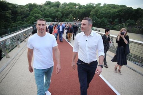 ФОТО. Братья Кличко открыли уникальный мост в центре Киева