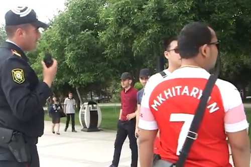ВИДЕО ДНЯ. Полиция в Баку останавливает фанов с футболками Мхитаряна