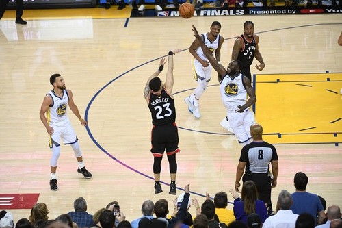 Трехочковый ВанВлита – момент третьего матча финала НБА