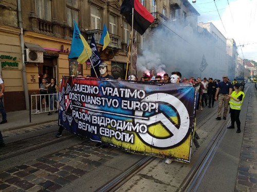 Марш украинских и хорватских фанов перед матчем с Сербией