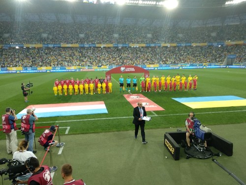 Весь стадіон заспівав гімн України на матчі Україна - Люксембург