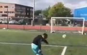 Юный футболист на спор с папой попал три раза подряд в перекладину