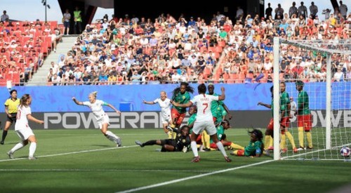 Футболистка Камеруна плюнула в британку в матче чемпионата мира
