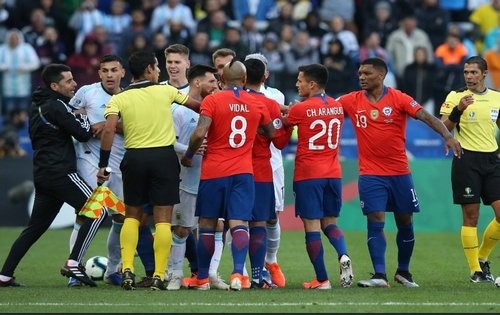 Збірна Аргентини в матчі з двома вилученнями обіграла Чилі