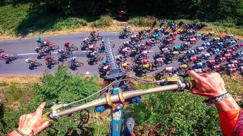 ВИДЕО. Прыжок экстремала над пелотоном Тур де Франс