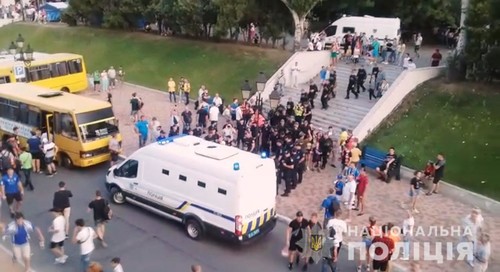 Двенадцать фанатов были доставлены в полицию перед Суперкубком