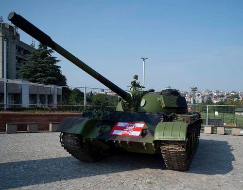 ФОТО. Фанати Црвени Звезди припаркували перед стадіоном танк