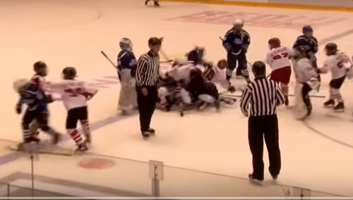 ВІДЕО. Матч дитячих хокейних команд завершився масовою бійкою