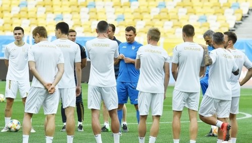 ВИДЕО. Игроки сборной Украины прибыли в расположение команды