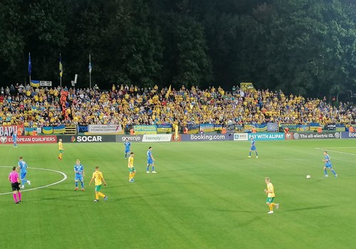 ВИДЕО. Болельщики Украины и Литвы спели Червону руту во время матча