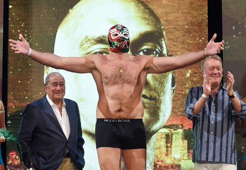 ВИДЕО. Фьюри пришел на взвешивание в маске мексиканского рестлера