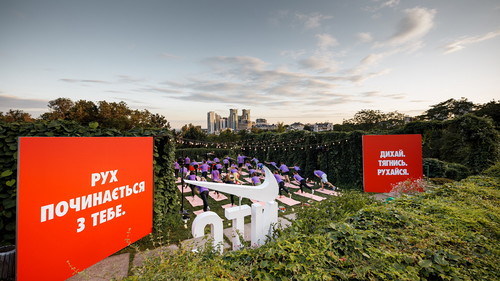 Вдохновляющая Nike Yoga прошла в Ботаническом Саду