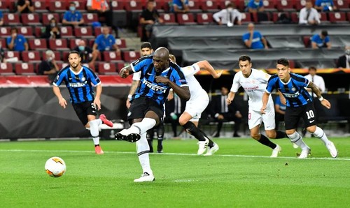 ВИДЕО. Лукаку открыл счет для Интера с пенальти в финале Лиги Европы