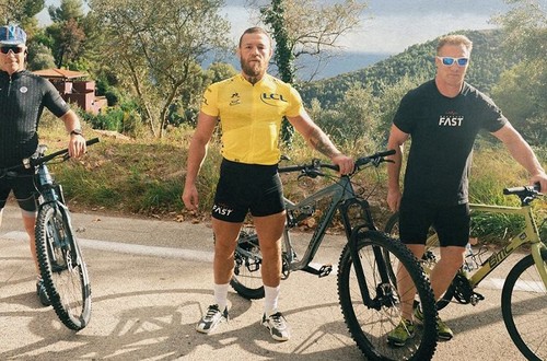 ФОТО. Макгрегор покатался на велосипеде в желтой майке Тур де Франс