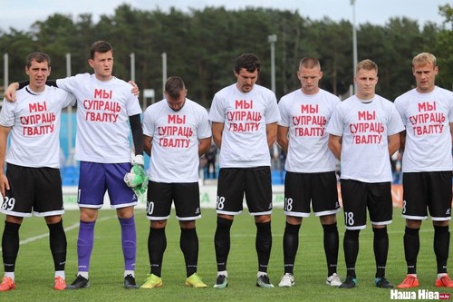 Мы супраць гвалту! Крумкачы устроили акт неповиновения на матче в Беларуси