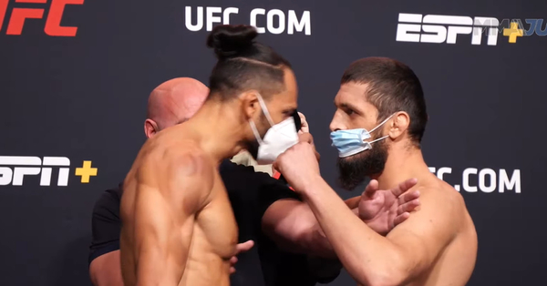 Видео. Сдали нервы. Российский боец ufc ударил бразильца на дуэли взглядов