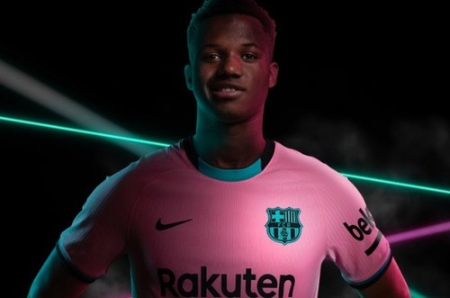 ФОТО. Барселона показала нову форму. Вона рожевого кольору