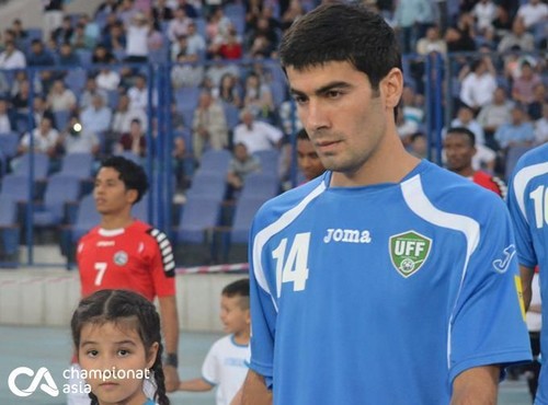 Верес просматривает полузащитника сборной Узбекистана
