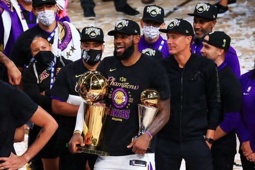Леброна Джеймса признали MVP финальной серии НБА