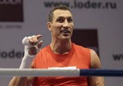 ВИДЕО. Кличко показал, как тренируется дома с гантелями