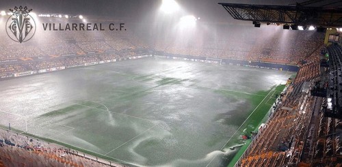ВІДЕО. Поле затопило. Матч Ліги Європи відкладається через зливу