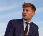 ФОТО. Как Левченко в маске и с топором делает ремонт
