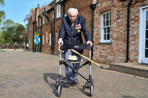 ВИДЕО. 99-летний ветеран спел гимн Ливерпуля и возглавил музыкальные чарты