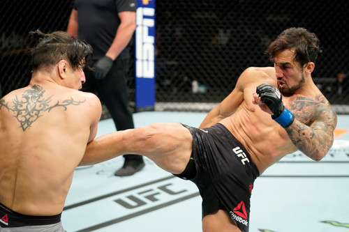 ВИДЕО. Боец UFC получил страшное рассечение ноги во время боя