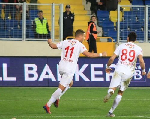 Лукас Подольски забил гол в чемпионате Польши со своей половины поля. ВИДЕО