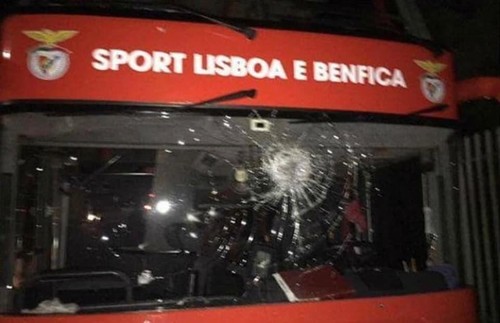 ВИДЕО. Забросали камнями. Как фанаты атаковали автобус Бенфики из Лиссабона
