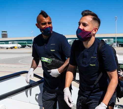 ФОТО. Гравці Барселони в масках і рукавичках вирушили на матч з Мальоркою