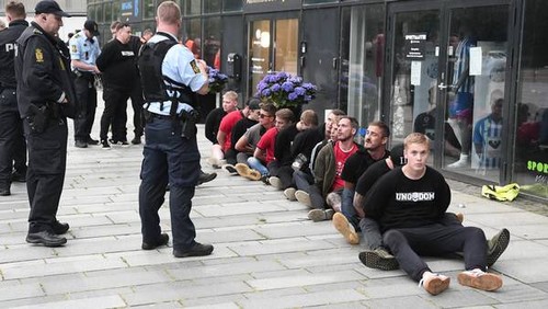 В Дании полиция избила дубинками фанатов, которые не соблюдали дистанцию