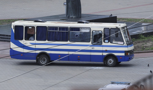 Кризис в Луцке: террорист отпустил трех заложников из автобуса