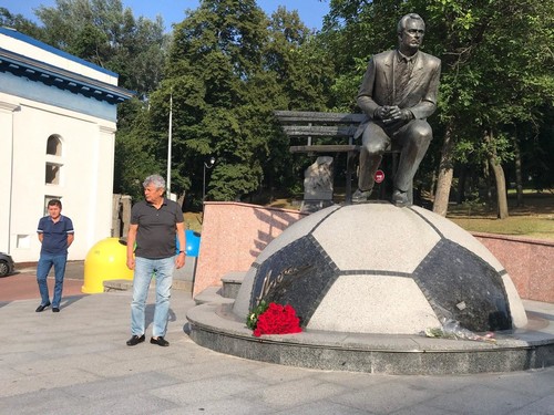 ФОТО ДНЯ. Луческу возложил цветы к памятнику Лобановскому у стадиона Динамо